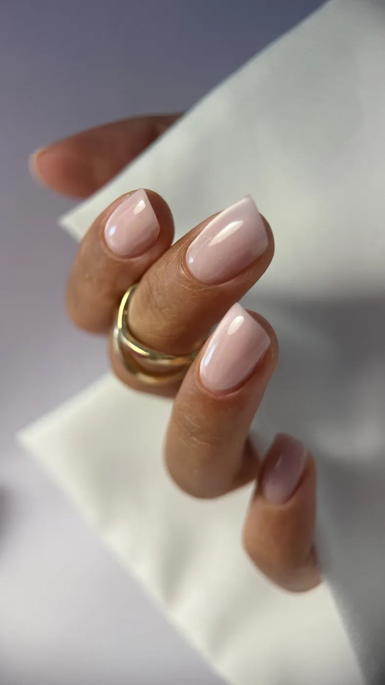 Rose laiteux sur ongles courts carrés