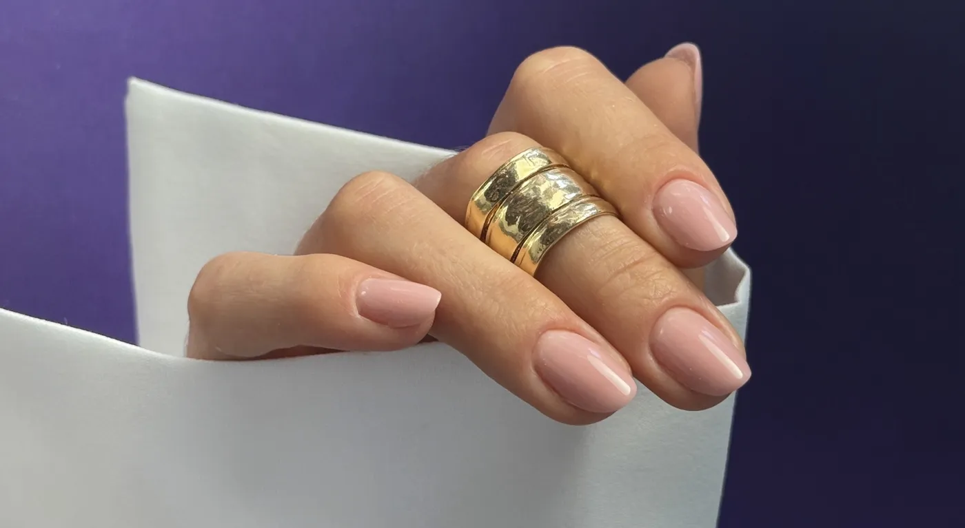 Rose nude sur ongles courts